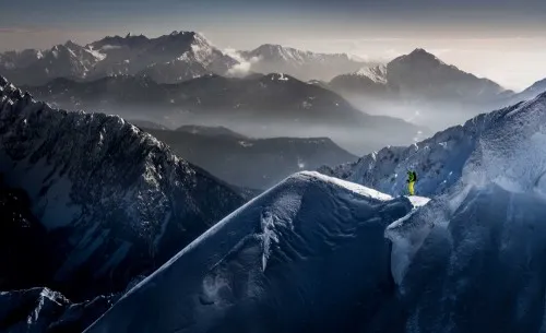 Horizontale fotografie van freeride skiërs op besneeuwde bergrichel in de Alpen, winterlandschap met avontuurlijke sfeer