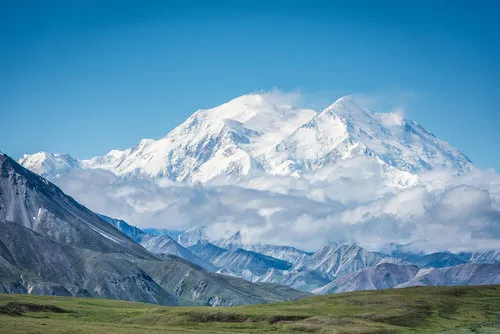Horizontale foto van Mt. Denali in Alaska met mistige, sneeuw bedekte bergtop en uitgestrekt landschap