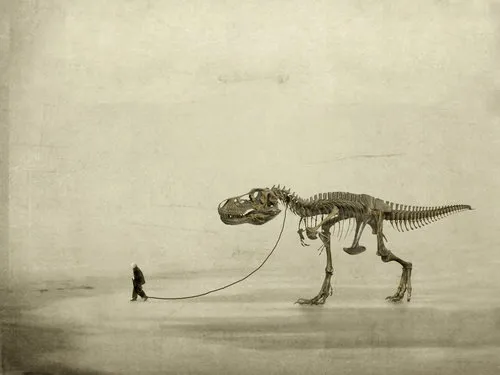 Horizontale surrealistische foto van een vrouw die een T-Rex aan een touw leidt in sepia met grunge textuur