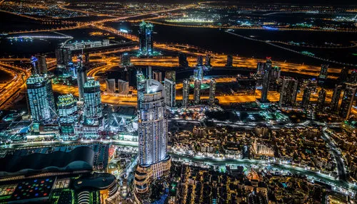 Horizontale nachtelijke cityscape fotografie van Dubai met verlichte wolkenkrabbers en moderne architectuur