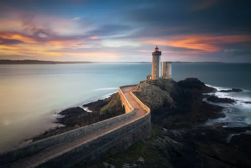 Horizontale foto van vuurtoren Petit Minou aan de kust van Bretagne bij zonsopgang met zachte kleuren en lange belichting