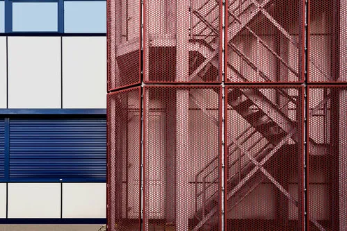 Horizontale foto van een kleurrijke brandtrap en gebouwdetails in stedelijke buitenruimte