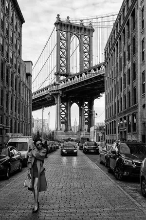 Zwart-wit verticale foto van Manhattan Bridge met een vrouw en stedelijke architectuur in New York