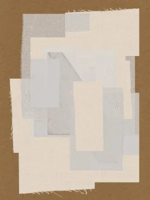 Verticale abstracte illustratie met neutrale tinten, gelaagde stoffen en geometrische vormen in zachte beige en bruine kleuren