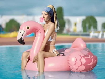 Kleurrijke illustratie van vrouw in bikini op opblaasbare flamingo bij zwembad, zomers, pop art stijl