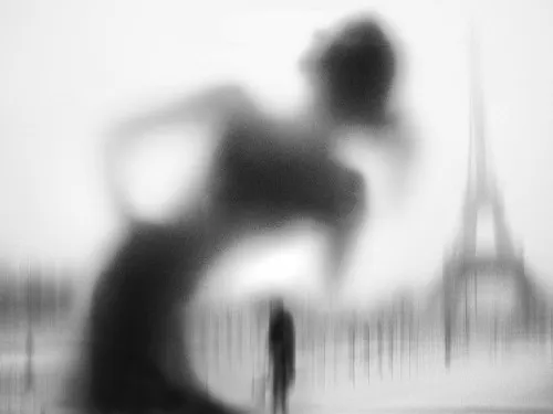 Zwart-wit horizontale foto van de Eiffeltoren met abstracte silhouetten van een paar in Parijs