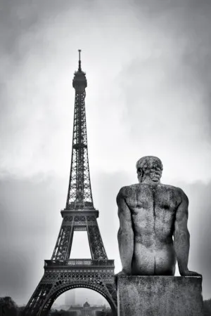 Verticale zwart-witfotografie van de Eiffeltoren en stedelijke skyline in Parijs