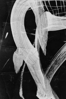 Verticale abstracte illustratie met zwarte en witte brush strokes in een outdoor scène, minimalistisch en modern