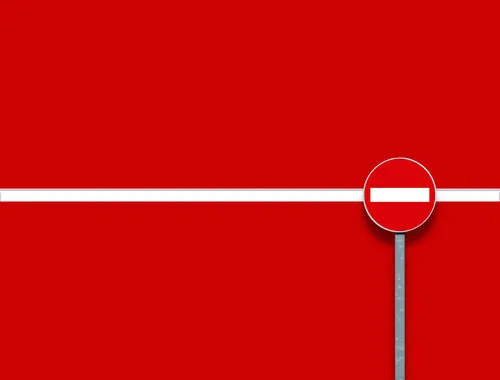 Horizontale foto van een minimalistische rode gevel met abstracte lijnen en geometrische vormen