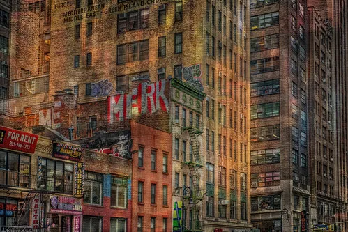 Horizontale foto van kleurrijke bakstenen gevel en stadse gebouwen in ochtendlicht