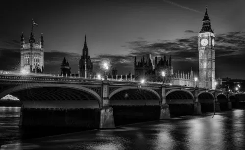 Zwart-wit foto van Londen met Big Ben en Westminster Bridge in horizontale compositie