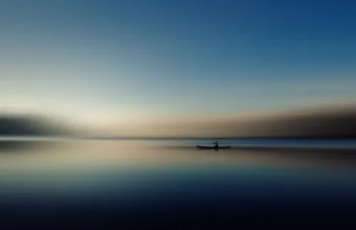 Horizontale foto van een kleine roeiboot op kalm water bij Tobameer, Noord-Sumatera, Indonesië, met een serene en rustige sfeer