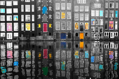 Horizontale foto van kleurrijke Amsterdamse gevels met reflecties in het kanaalwater
