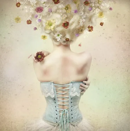 Vierkante foto van een vrouw met blond haar in een zomerjurk, gezien van achteren tussen kleurrijke bloemen