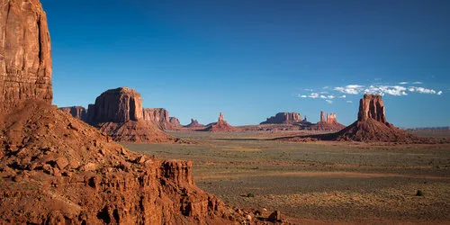 Panoramisch landschap van Monument Valley in Arizona met rode rotsen en mesa's onder een heldere lucht