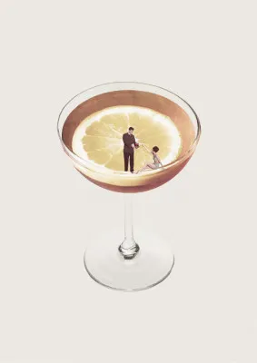 Vintage stijl illustratie van een cocktailglas met citroenschijfje in een buiten setting, beige tinten, verticale compositie