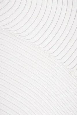 Verticale abstracte fotografie van beige en grijze mud texture met organische lijnen en lichte tinten