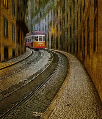 Verticale foto van een tram op spoorrails tussen kleurrijke huizen in een straat in Lissabon, Portugal