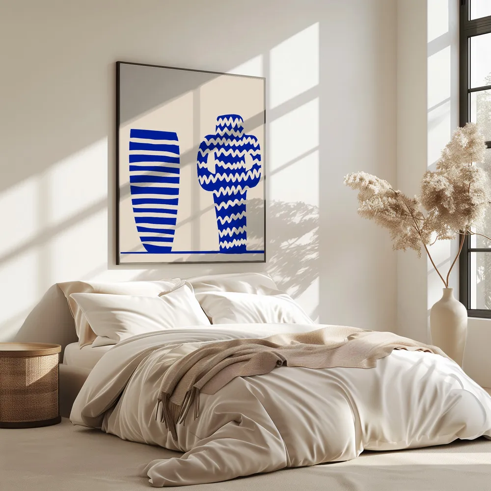 Blauwe vazen in zonlicht in interieur